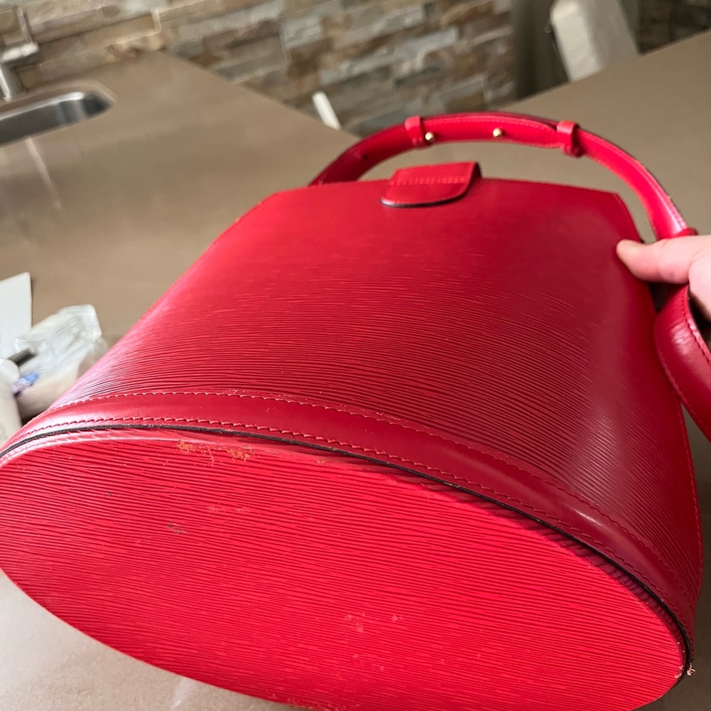 Red cluny epi shoulder bag - Picture 7 of 8